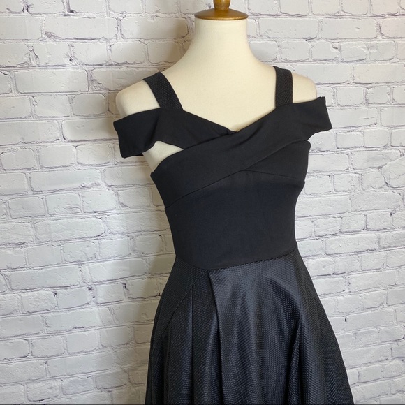 Elliatt Verve Cold Shoulder Dress NWOT - Picture 5 of 8